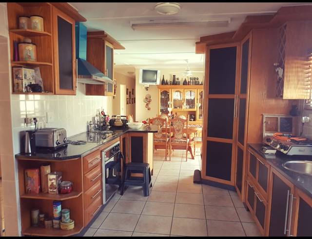 6 BEDROOM HOUSE TO LET IN VELD EN VLEI